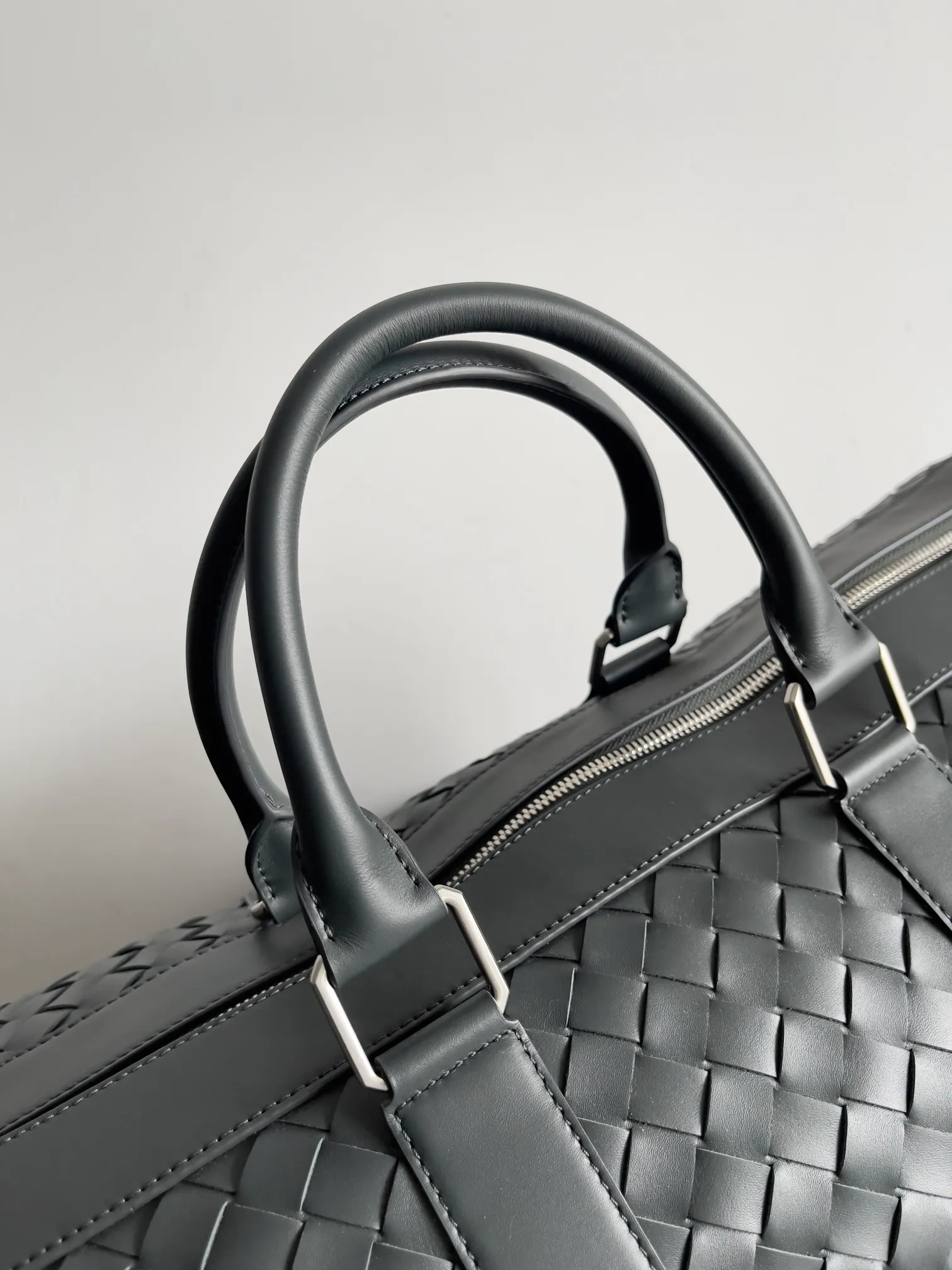 Batch 3560 BV woven large travel bag. A very recognizable travel bag. This travel bag is unique and uses classic weaving technology to make travel exquisite. The large-capacity design meets daily short-distance travel and is very suitable for elites who often travel on business. Style number: 650066 Size: 50*27*24cm